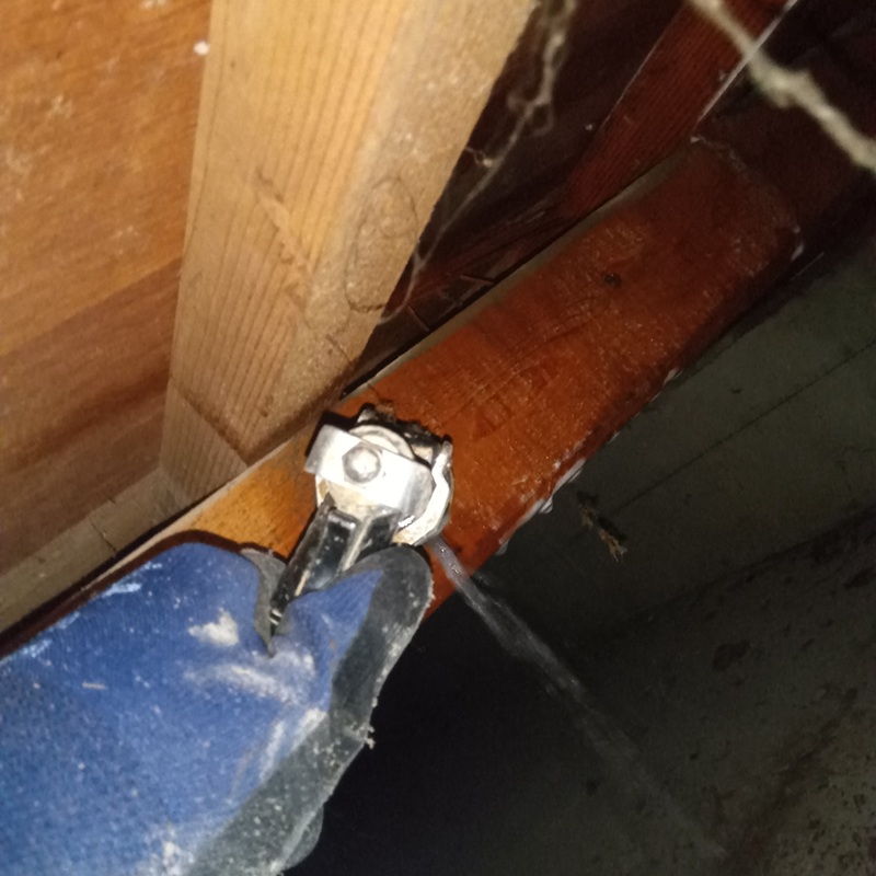 床下の木材にシロアリ駆除剤を注入する様子