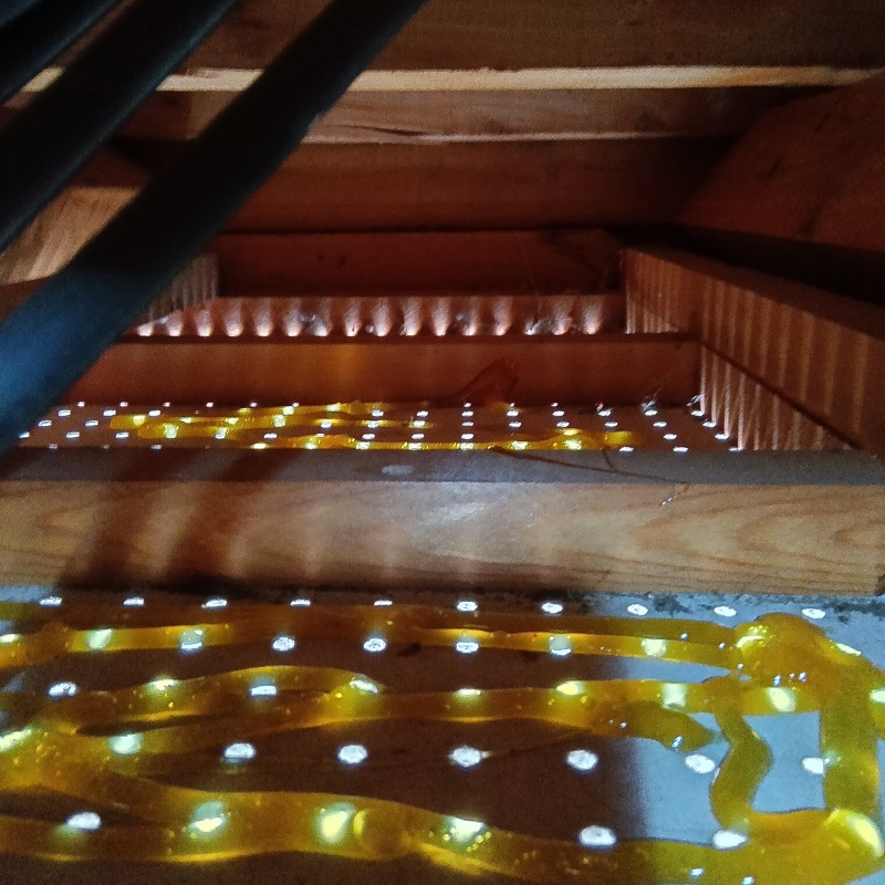 天井裏のすき間を封鎖している様子