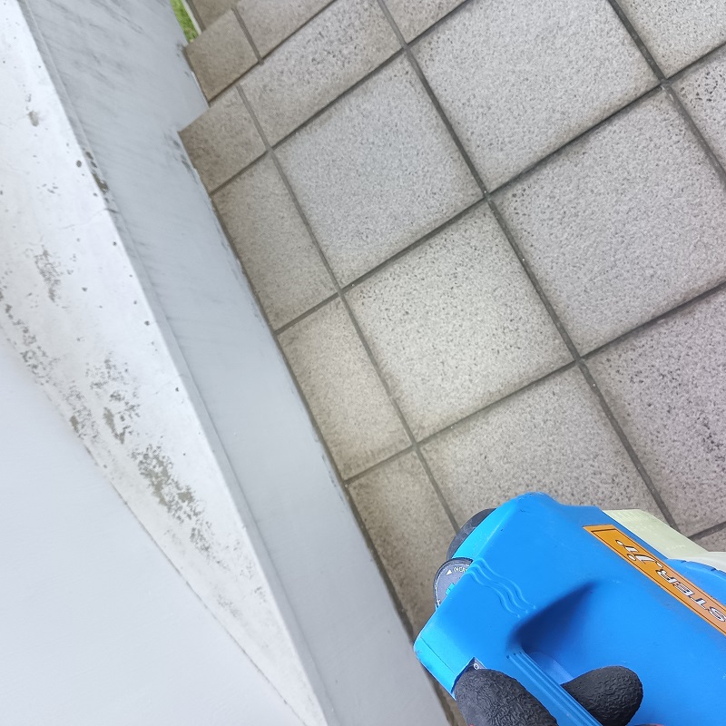 フン害のあった箇所を除菌している様子