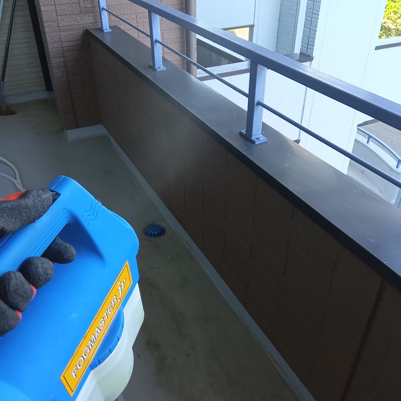 フン害のあった箇所を除菌している様子