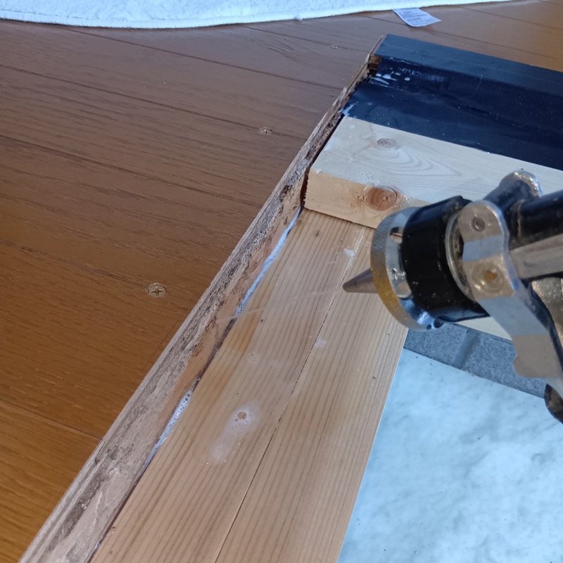 玄関の木部にシロアリ駆除材を吹き付け