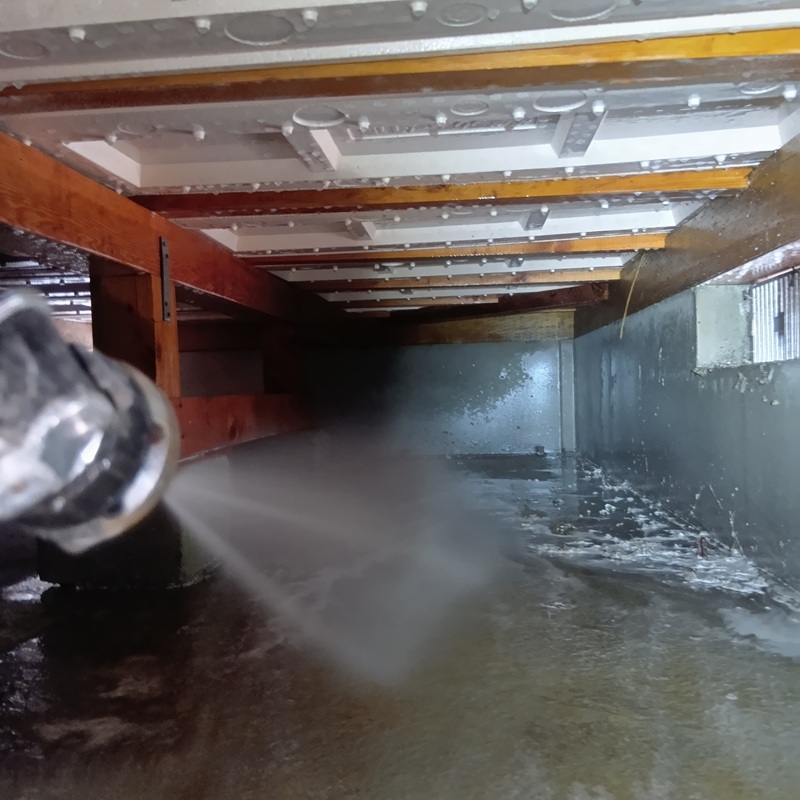 床下の地面にシロアリ駆除剤を散布