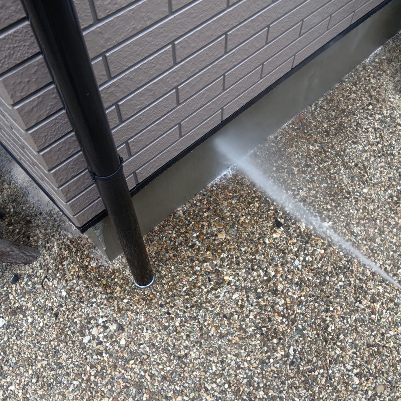 基礎周りにシロアリ駆除剤を散布