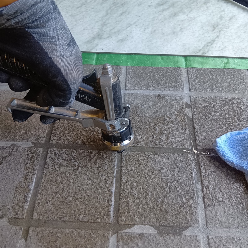 玄関床にシロアリ駆除剤を注入