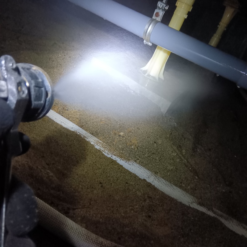 床下の地面に防蟻剤を散布