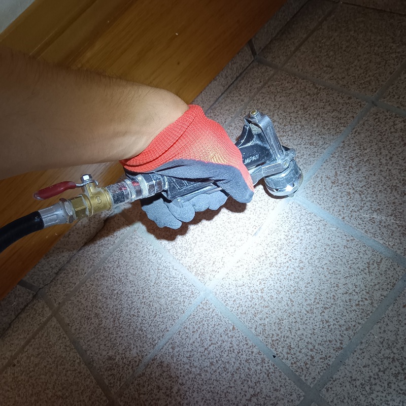 玄関床の穿孔処理