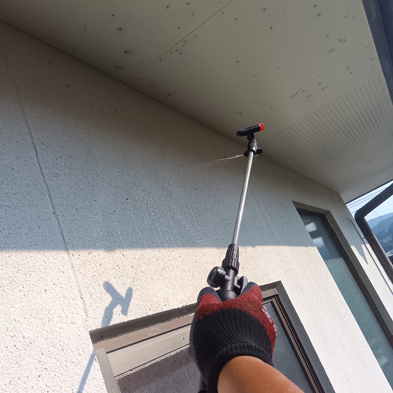 天井裏に忌避剤を散布する様子