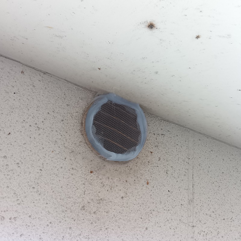 通気口にネットを設置し封鎖した様子