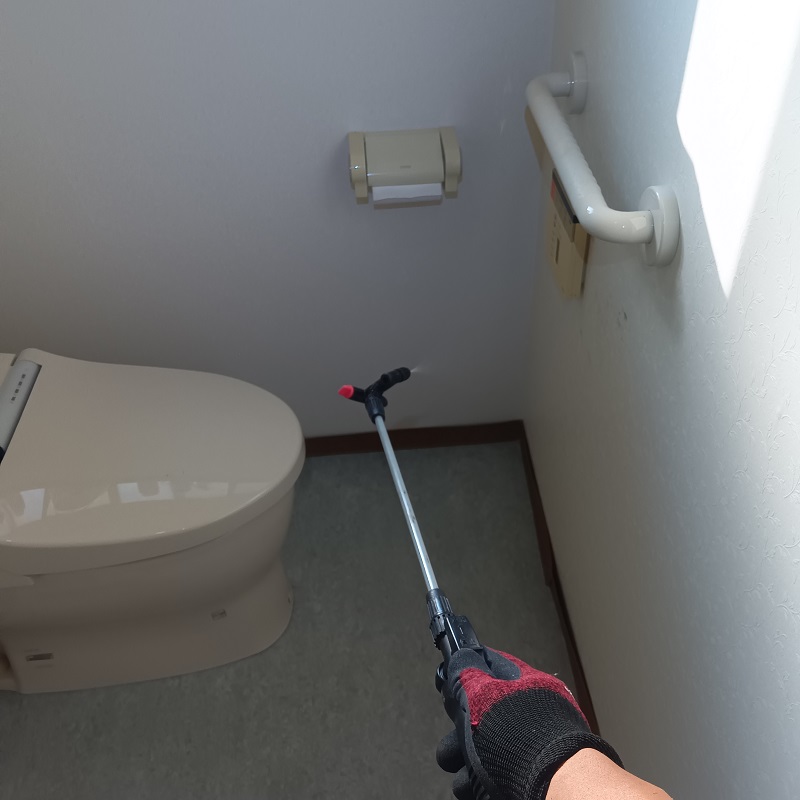 トイレを清掃・消毒している様子
