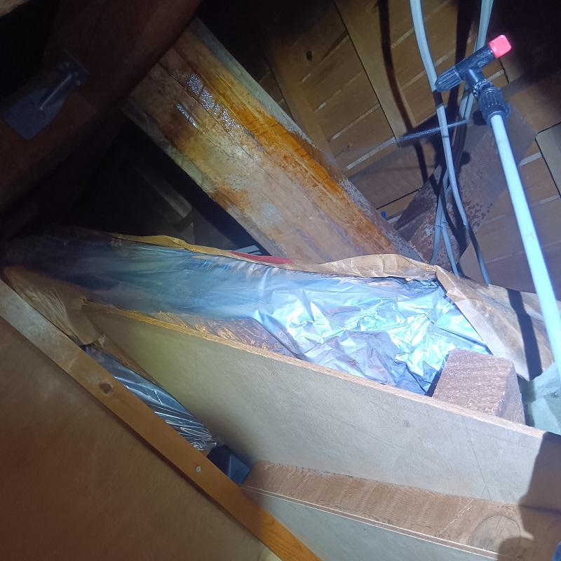 天井裏の殺虫処理をしている様子