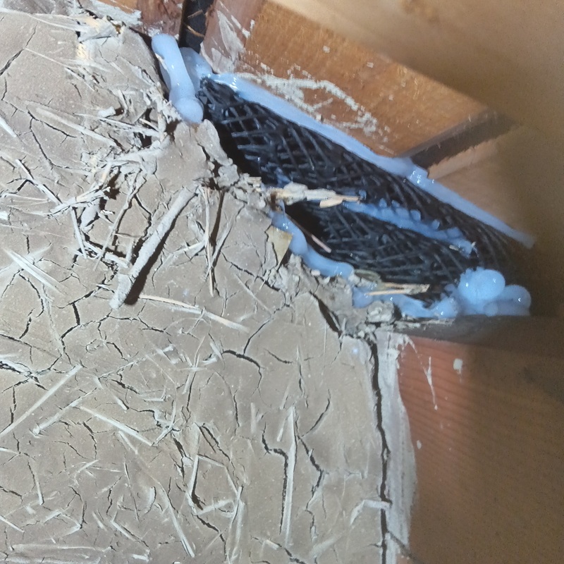 屋根裏のすき間をふさいだ様子