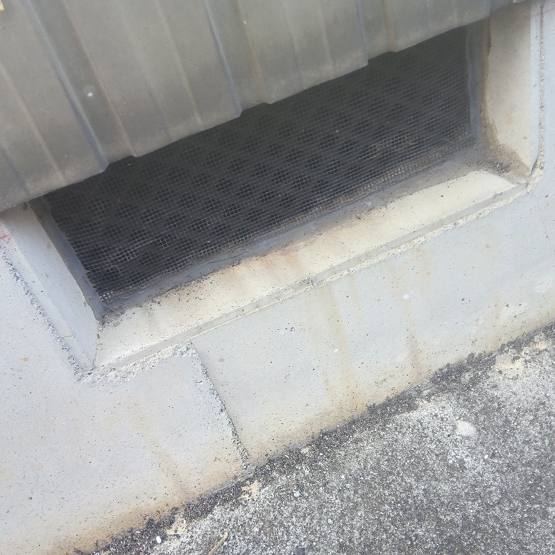 床下通気口をふさいだ様子