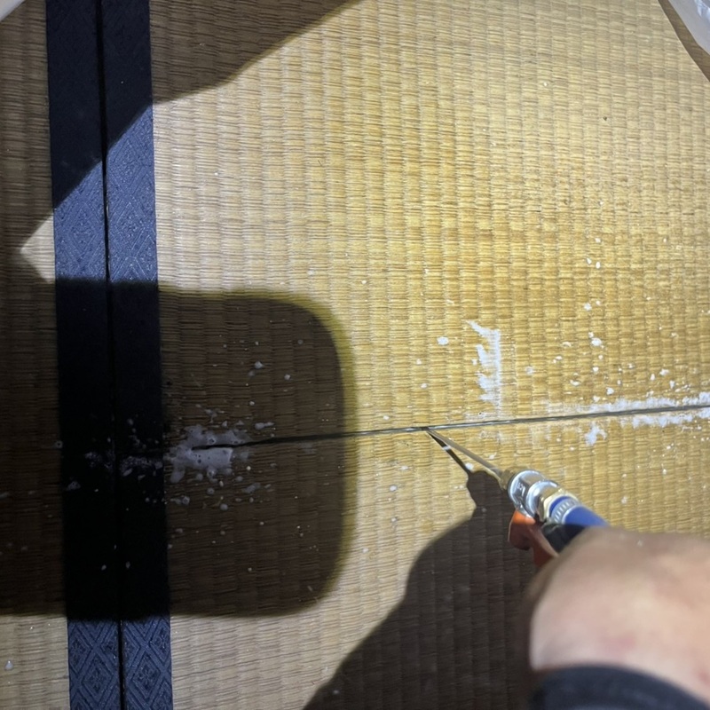 畳下に駆除剤を注入