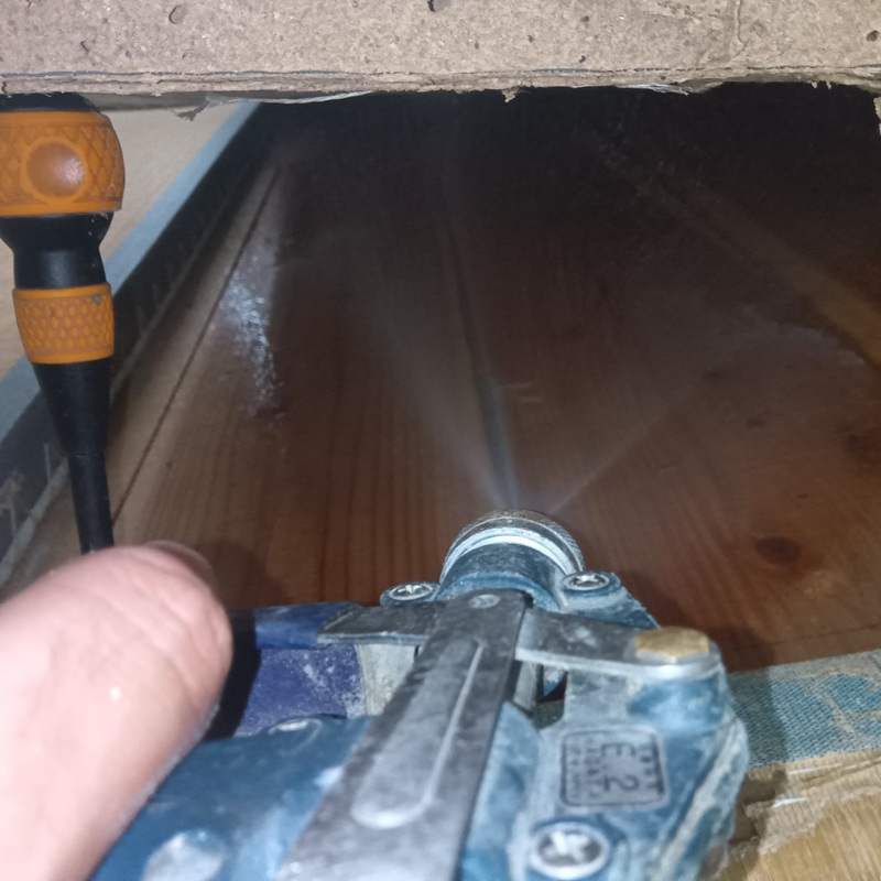 床下の木部にシロアリ駆除剤を吹き付け