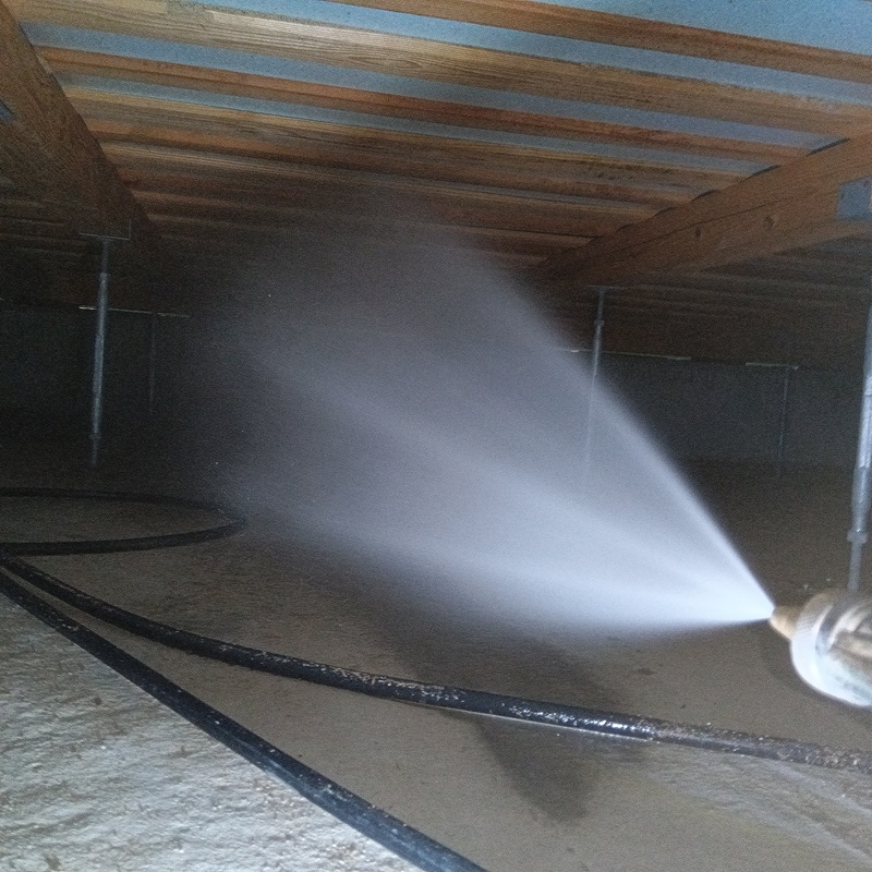 床下の地面にシロアリ駆除剤を散布