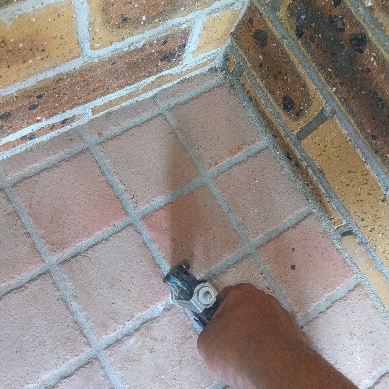 玄関床にシロアリ駆除剤を注入