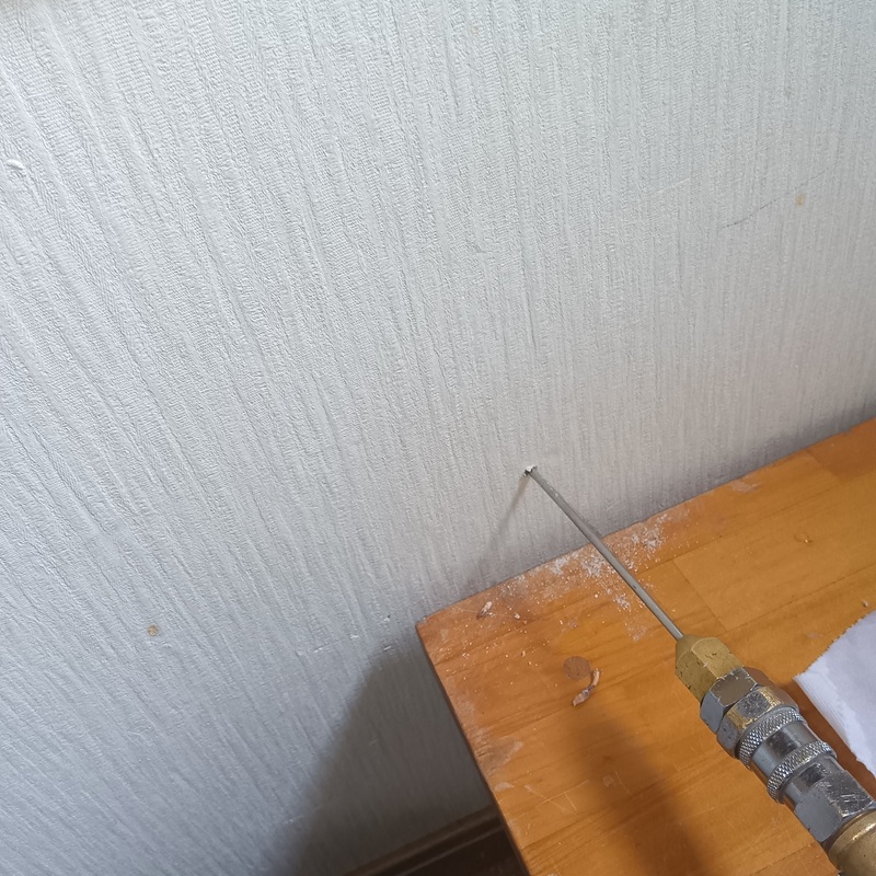 室内壁にシロアリ駆除剤を注入