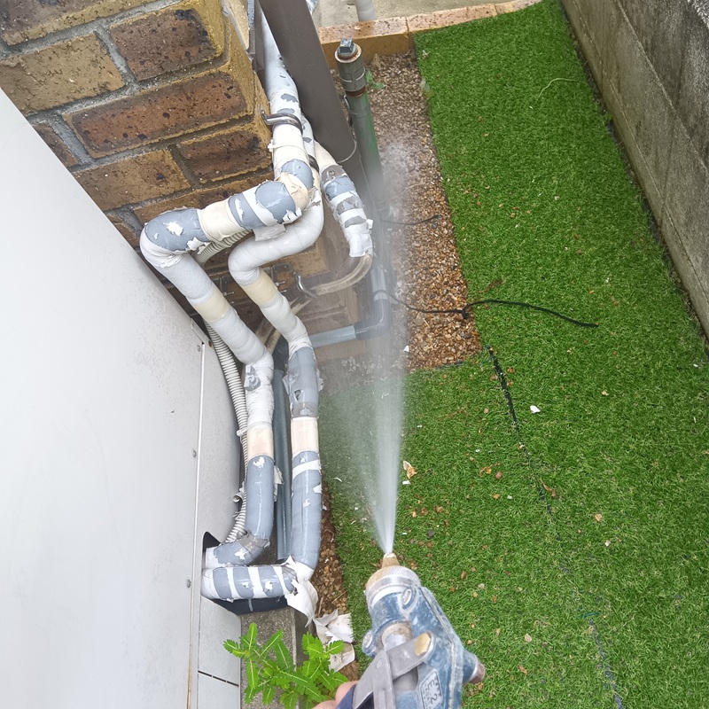 建物周辺にシロアリ駆除剤を散布