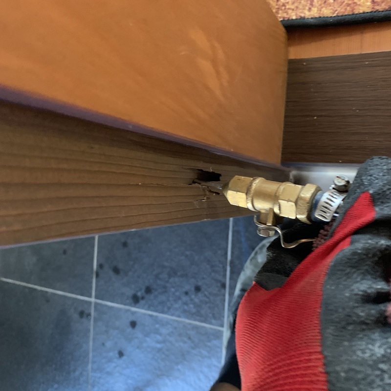 食害された柱に防蟻剤を注入