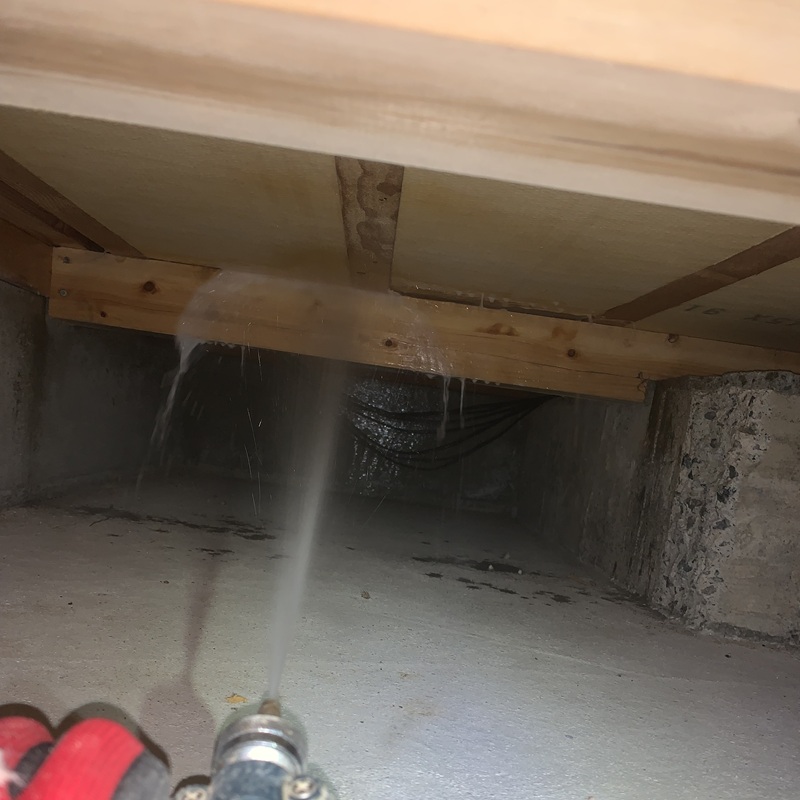 床下木部に防蟻剤を散布