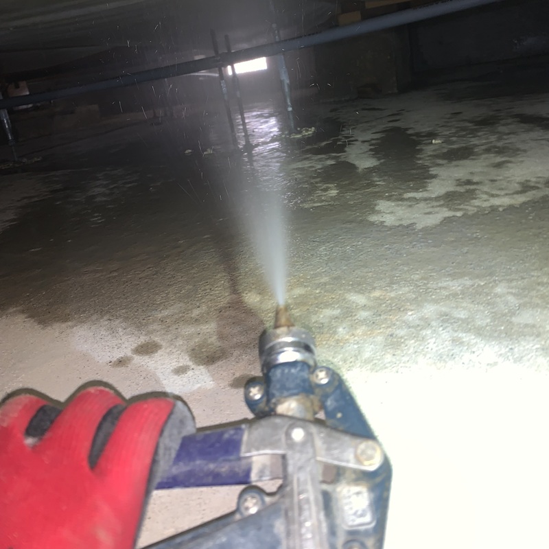 床下全体に防蟻剤を散布する様子