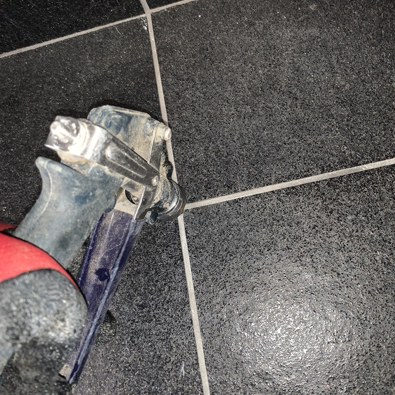 玄関床の穿孔処理の様子