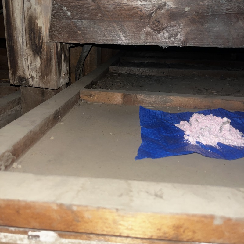 天井裏に殺鼠剤を設置