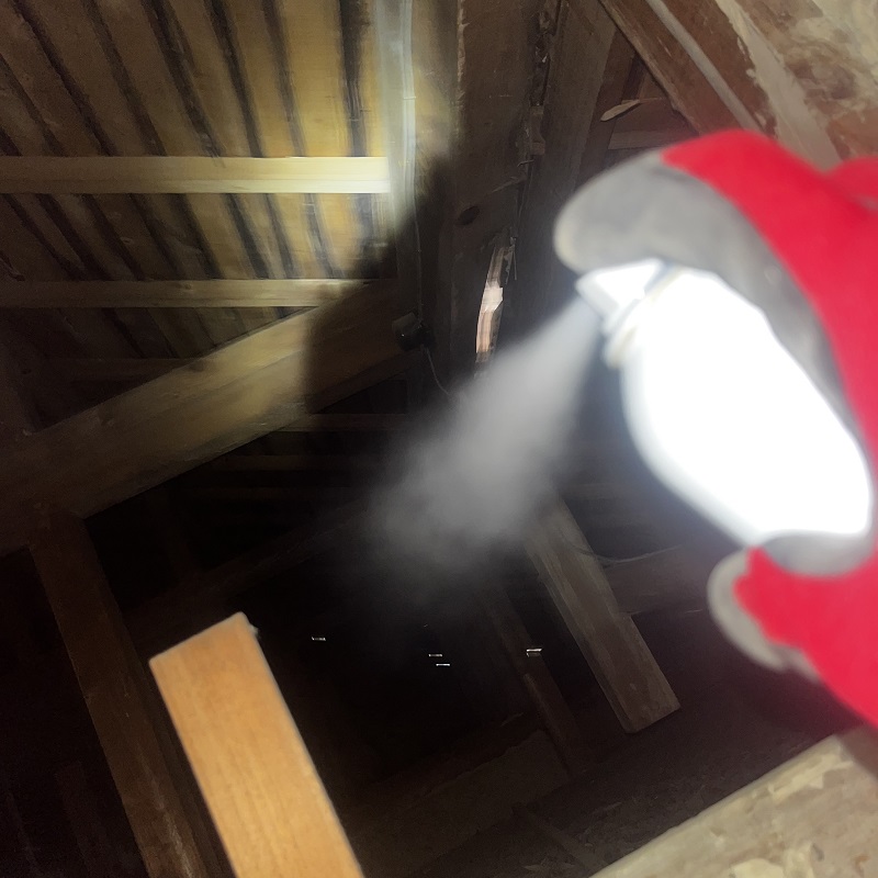 天井裏に忌避剤を散布している様子