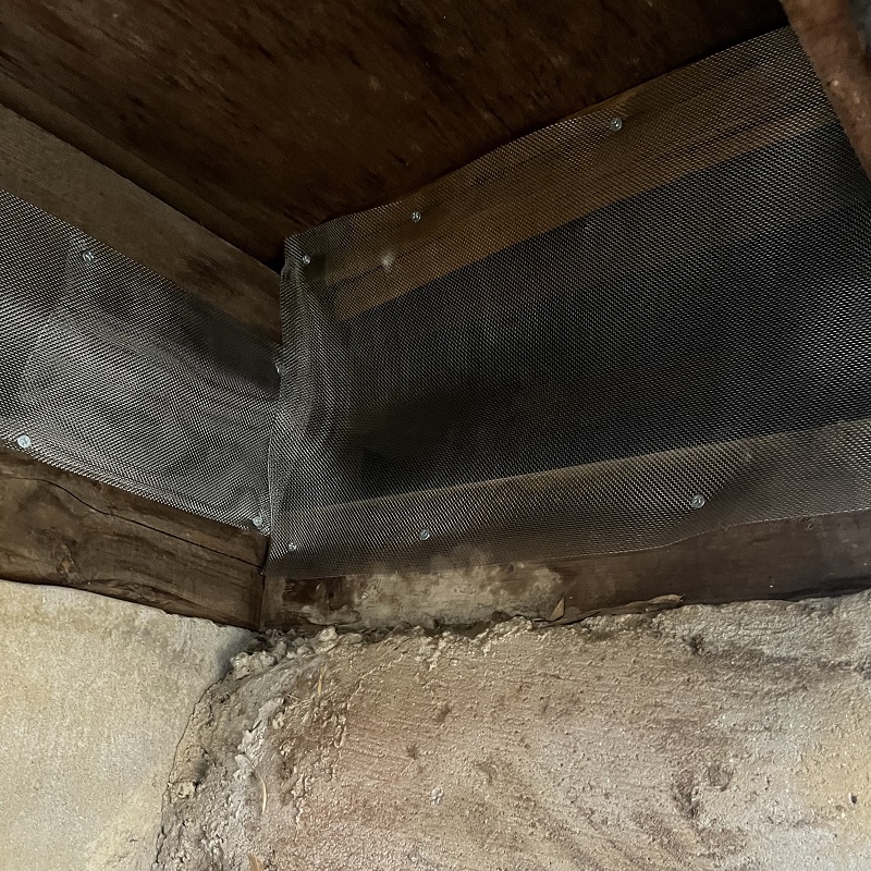 床下の侵入口を封鎖