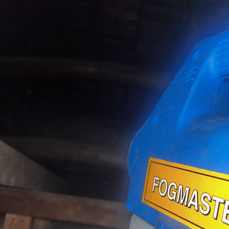 天井裏を除菌・消臭する様子