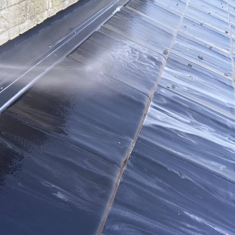 屋根の清掃の様子