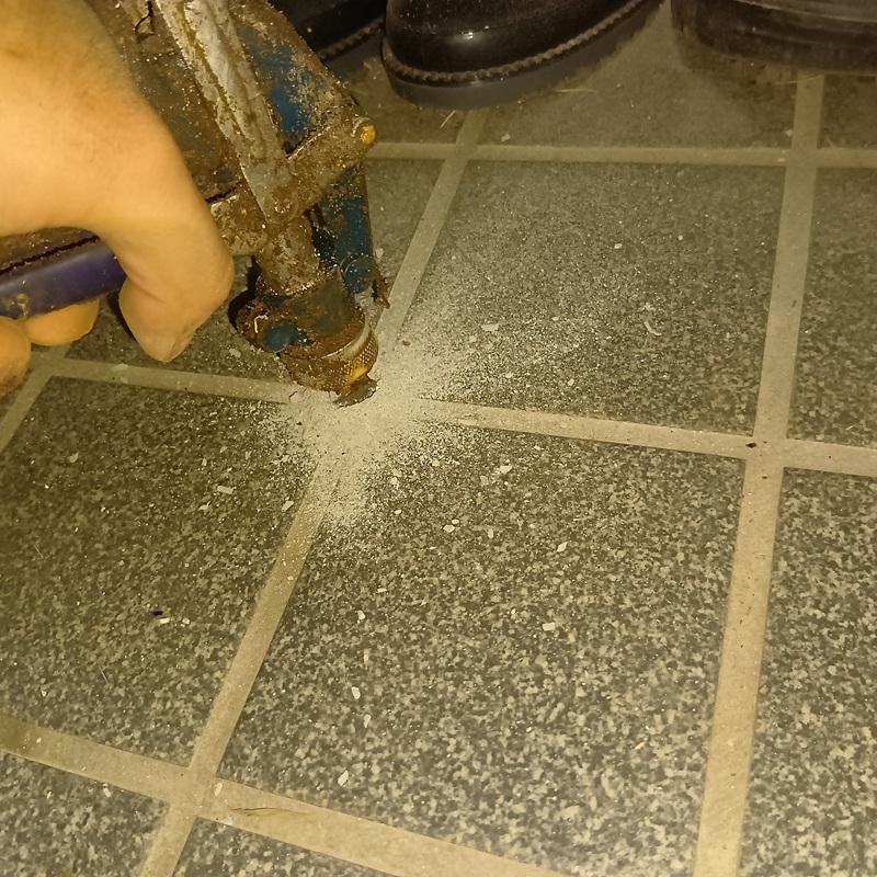 玄関床に駆除剤を注入する様子