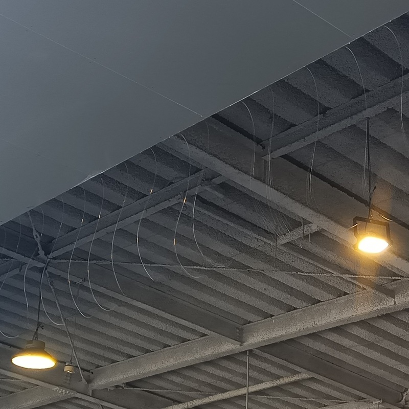 駐車場入り口にテグスを設置