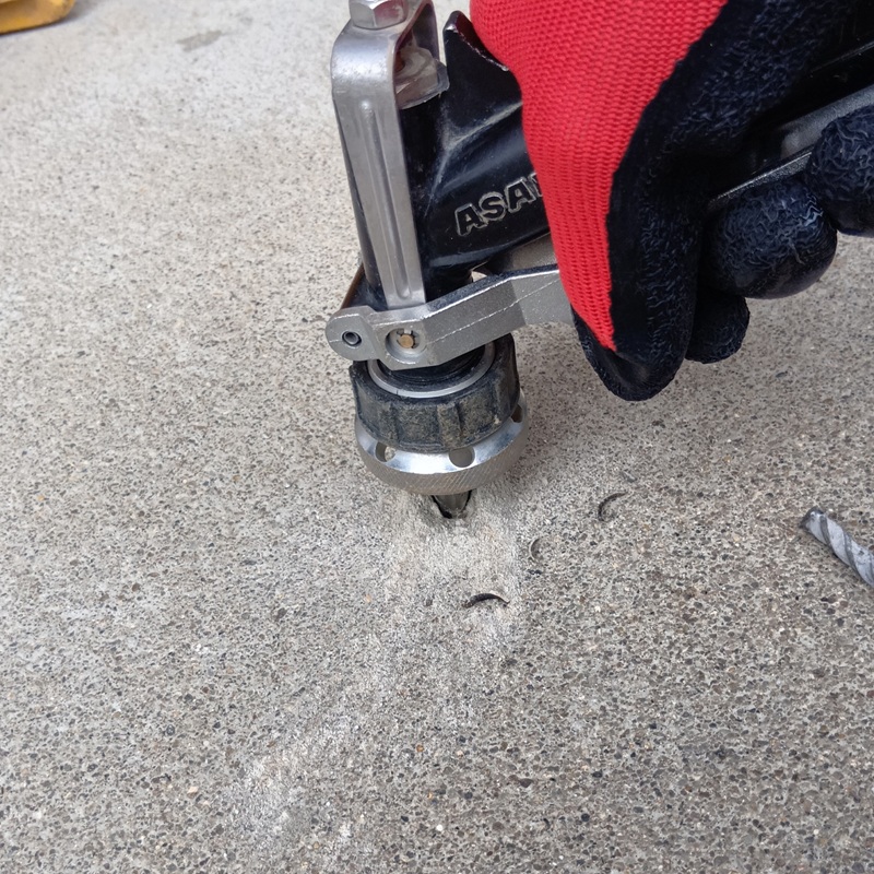 土間床に防蟻剤を注入する様子