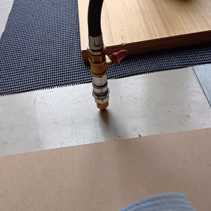 室内床に防蟻剤を注入する様子