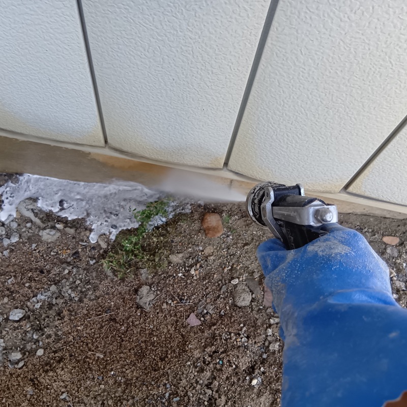 外周の基礎に防蟻剤を散布する様子