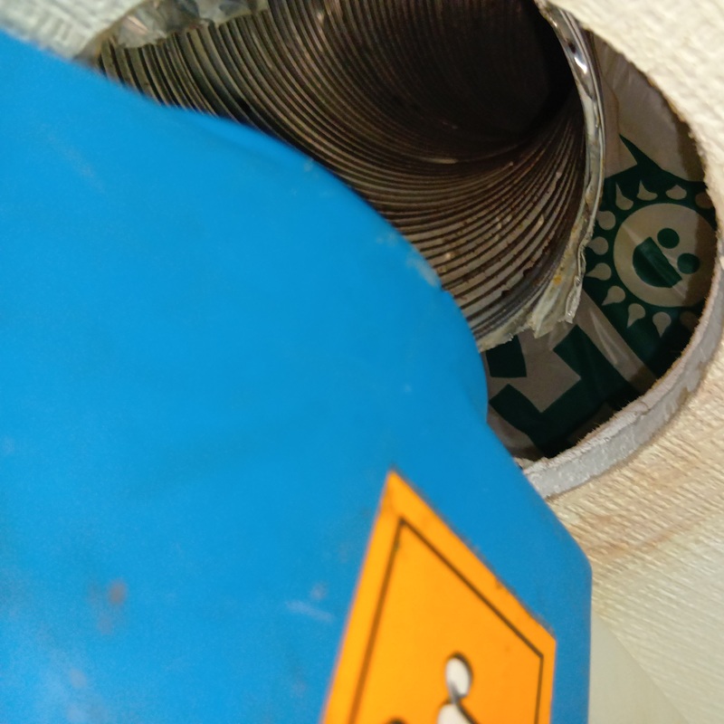 換気ダクトに忌避剤を散布する様子