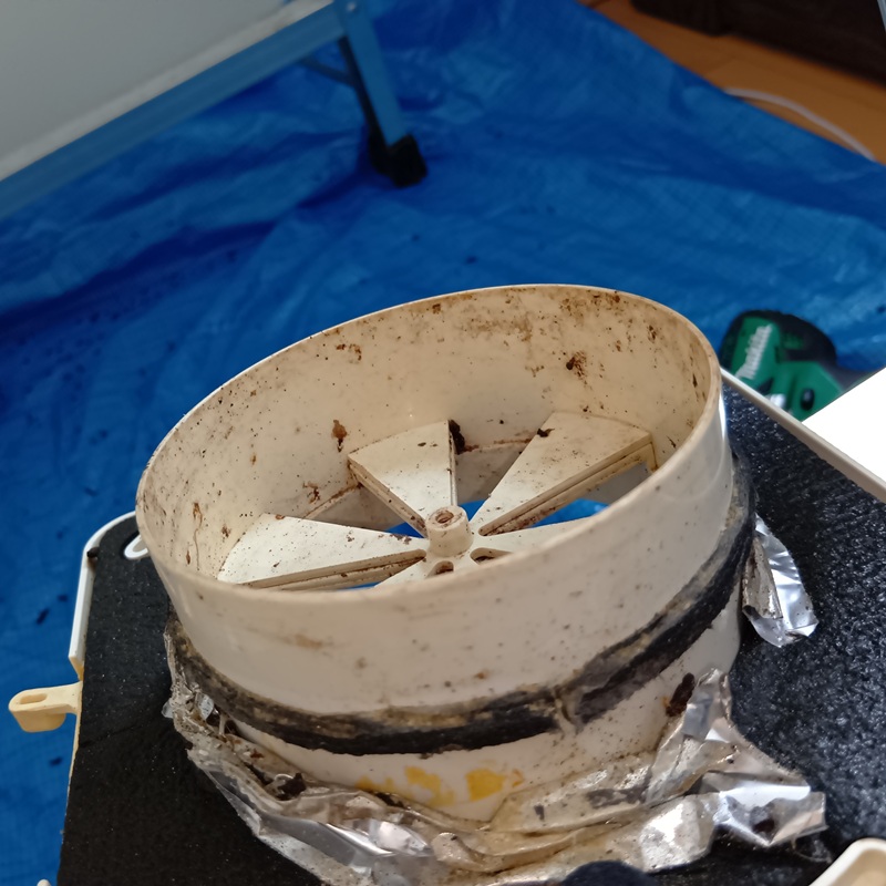 換気扇を分解して清掃する様子