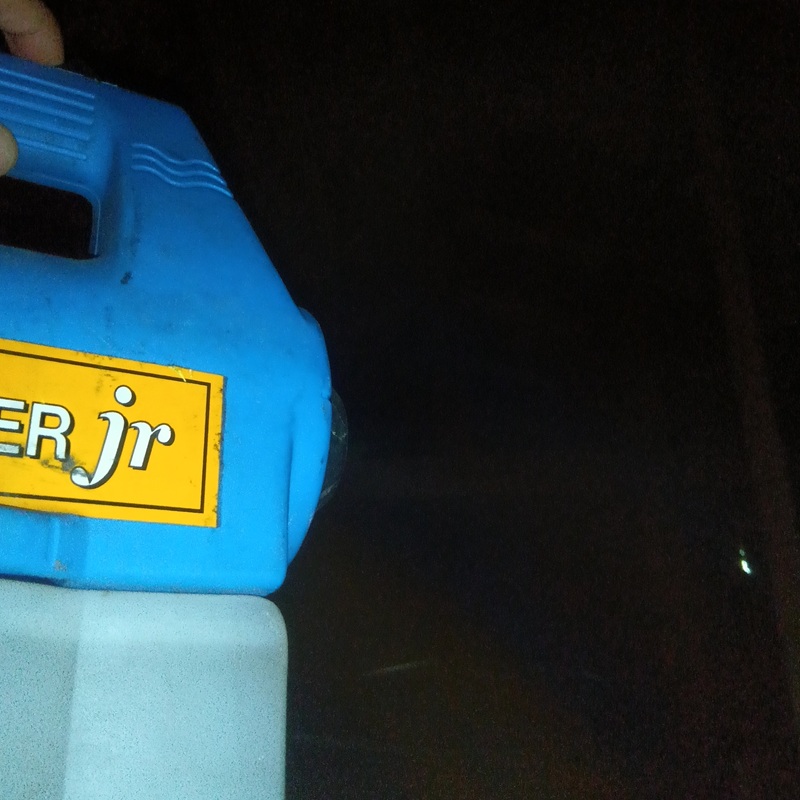 屋根裏に忌避剤を散布する様子