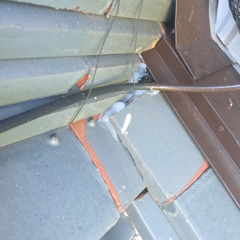 屋根のすき間を封鎖した様子