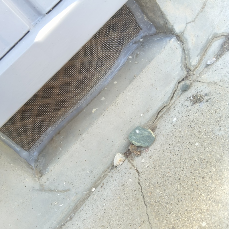 床下通気口を封鎖した様子