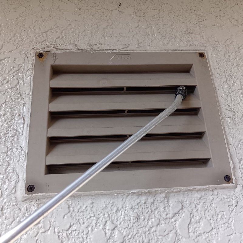 換気扇内を消毒している様子