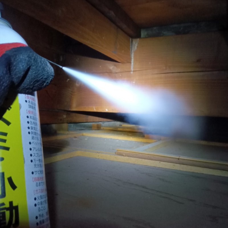天井裏に忌避剤を散布