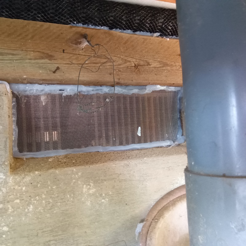 床下通風口を防鼠ネットで封鎖