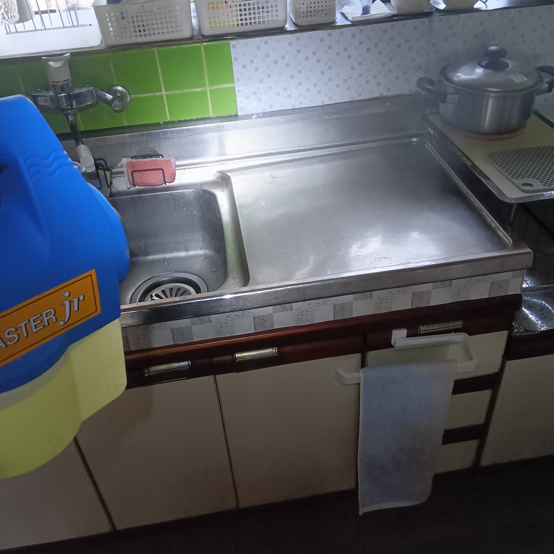 キッチンを除菌している様子