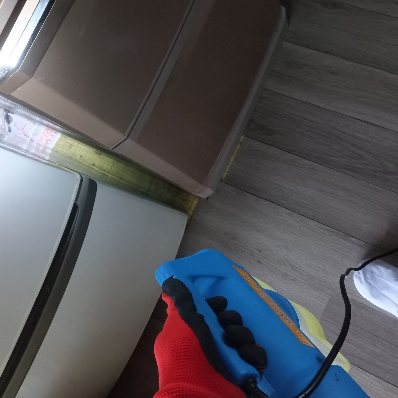 ネズミが出没した箇所に害虫対策をする様子