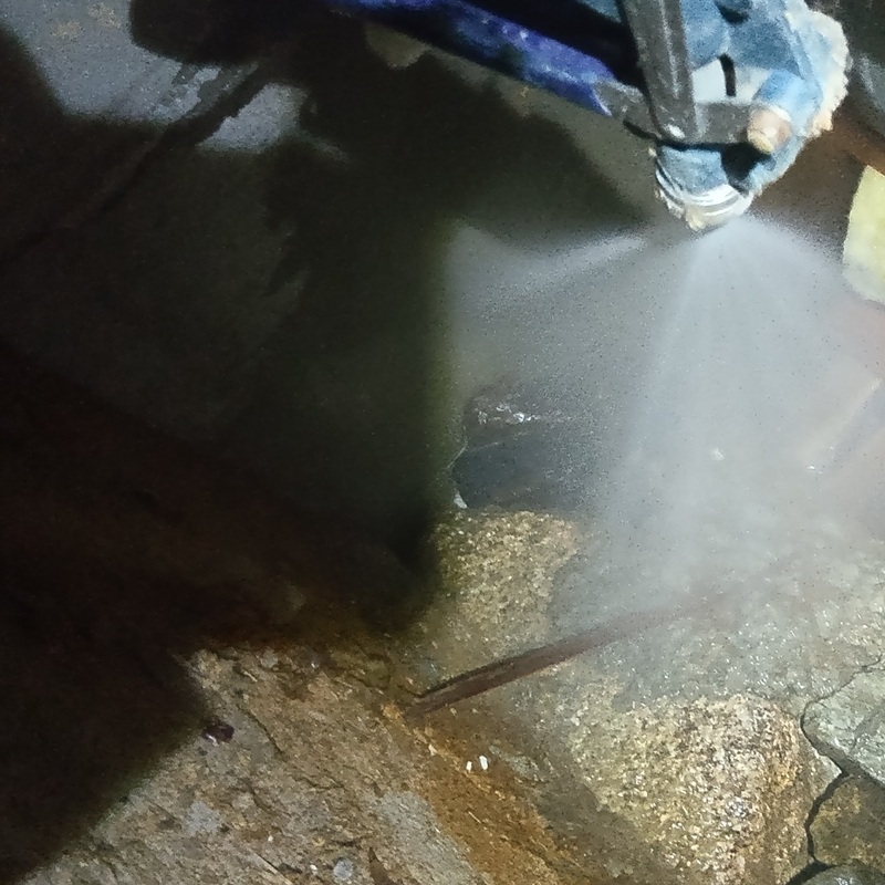 床下の土壌に薬剤散布