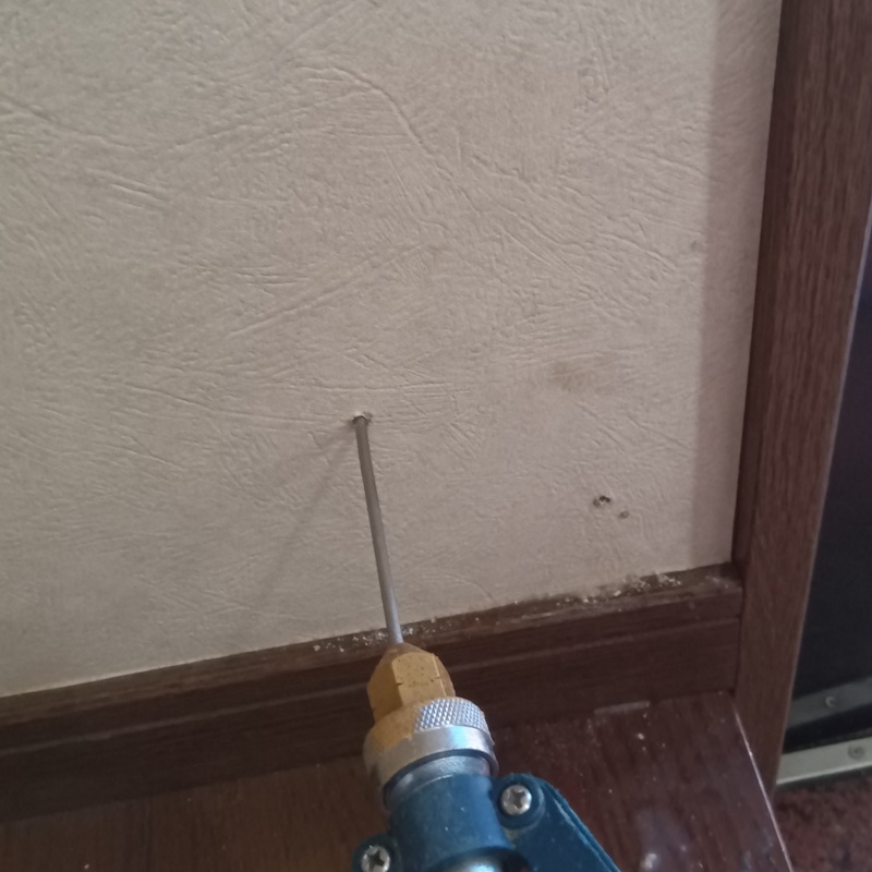 室内壁に薬剤を注入