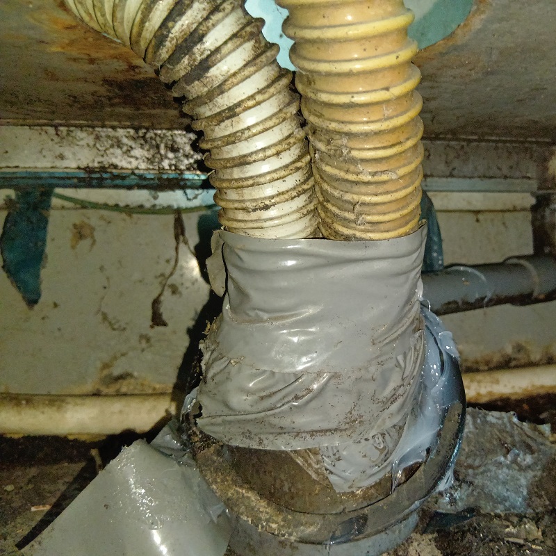 配管まわりの侵入口を封鎖した様子