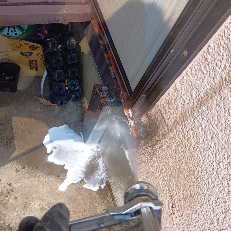 被害箇所に防蟻剤を吹き付ける様子